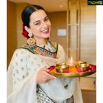 Kangana Ranaut Instagram - दीपावली के दिन महालक्ष्मी घर आती है, हमारे घर भी देवी आ रही है, आज हमारी भाभी पहली बार अपने घर आ रही है इस रस्म को अंदरेरा (grihapravesh) कहते हैं, सबको दीपावली की शुभकामनाएँ #HappyDiwali2020 #दीपावली