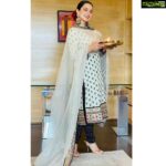 Kangana Ranaut Instagram - दीपावली के दिन महालक्ष्मी घर आती है, हमारे घर भी देवी आ रही है, आज हमारी भाभी पहली बार अपने घर आ रही है इस रस्म को अंदरेरा (grihapravesh) कहते हैं, सबको दीपावली की शुभकामनाएँ #HappyDiwali2020 #दीपावली