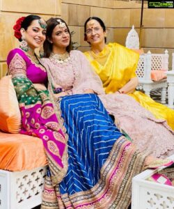 Kangana Ranaut Instagram - #Kangana and family members for Ritu & Aksht’s big day. Don’t they just look happy and radiant? 😍🥰