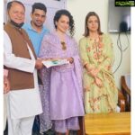 Kangana Ranaut Instagram - Kangana & family visited visited Honourable Chief Minister of Himachal, a dear friend Shri @jairamthakur_bjp ji also HP cabinet Minister and family friend our uncle Shri @mahenderstbjp ji to invite them for brother Aksht’s wedding.