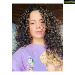 Kangana Ranaut Instagram - Dear friends today is a very special day, resuming work after 7 months, travelling to southern India for my most ambitious bilingual project #thalaivi, need your blessings in these testing times of a pandemic.
P.S just clicked these morning selfies hope you all like them ❤️