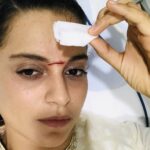 Kangana Ranaut Instagram - मणिकर्णिका का पहला दिन था,तलवारबाज़ी का सीन एक महीना रेहर्स हो चुका था,मगर पहले ही शॉट में सह कलाकार ने रॉंग क्यू पे गलती से लगभग एक किलो की असली तलवार को मेरे सिर पे दे मारा. मैंने कहा लक्ष्मीबाई ने मुझे पेशवाओं का तिलक लगाया है जो सदा मेरे चेहरे पे चमकेगा #झांसी_की_रानी_कंगना