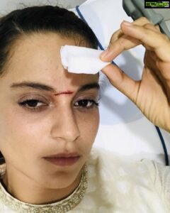 Kangana Ranaut Instagram - मणिकर्णिका का पहला दिन था,तलवारबाज़ी का सीन एक महीना रेहर्स हो चुका था,मगर पहले ही शॉट में सह कलाकार ने रॉंग क्यू पे गलती से लगभग एक किलो की असली तलवार को मेरे सिर पे दे मारा. मैंने कहा लक्ष्मीबाई ने मुझे पेशवाओं का तिलक लगाया है जो सदा मेरे चेहरे पे चमकेगा #झांसी_की_रानी_कंगना