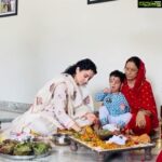 Kangana Ranaut Instagram - माताजी मेरी सुरक्षा के विषय में चिंचित रहती हैं, इसी के चलते उन्होंने एक लाख पेंद्रह हज़ार महामृतुंजय मंत्र के जाप करवाए, यह कार्यक्रम आज समाप्त हुआ, मैं अपने समस्त परिवार की धन्यवादी हूँ । हर हर महादेव काशीविश्वनाथ महाराज की जय🙏 - कंगना