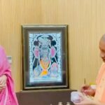 Kangana Ranaut Instagram - Honourable Chief Minister ji gifting me the coin which was used at Ramjanm Bhumi Pujan.. I am making a film called Ayodhya on Ram temple … This is a good omen aur how we call in Hindi Aashirwad… Jai Shri Ram 🙏