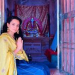 Kangana Ranaut Instagram – #KanganaRanaut visited her Kul Devi Maa Ambika temple in her native village of Mandi in Himanchal Pardesh today 🙏🙏