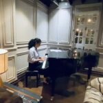 Kangana Ranaut Instagram – #KanganaRanaut turns to classics — plays Love Story theme on the piano at her house in Manali. ❤️🎹❤️