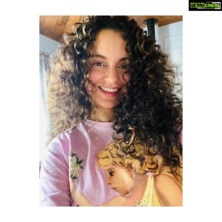 Kangana Ranaut Instagram - Dear friends today is a very special day, resuming work after 7 months, travelling to southern India for my most ambitious bilingual project #thalaivi, need your blessings in these testing times of a pandemic. P.S just clicked these morning selfies hope you all like them ❤️