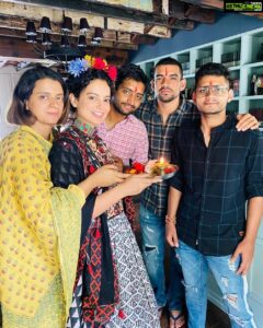 Kangana Ranaut Instagram - Kangana, a gypsy soul, at Rakhi celebrations with her family in Manali. 😍😍😍😍. Swipe to see more 🙂