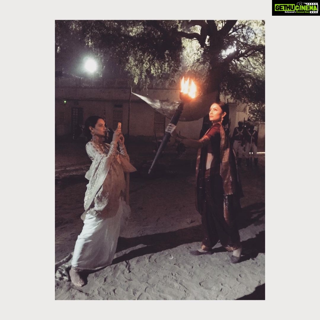 Kangana Ranaut Instagram - Let this #throwback of #KanganaRanaut from the sets of #Manikarnika inspire and encourage you to light a diya/candle at 9 PM today. Don’t forget to stay at home, because we are still #socialdistancing #9PM9minute #indiafightscorona
