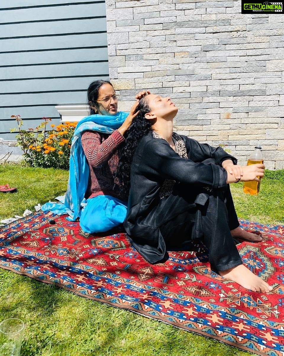 Kangana Ranaut Instagram - Today is brought to you by this incredible childhood nostalgia thanks to Kangana and her mom. PS: the oil is made from a special π, Chuli, found especially in the mountains. π . . . . . #coronavirus #Quarantine #KanganaRanaut