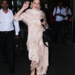 Kangana Ranaut Instagram - #Repost @delhi.times • • • #StyleFile - This is an appreciation post for #KanganaRanaut’s airport looks featuring #ethnicwear. . . . #kanganaranaut #kanganaranautfanclub #kanganaranautfc #kanganaranautfans #kanganaranautfashion #kanganaranautstyle #kanganaranautnecklace #kanganaranautlovers #ethnicwear #ethnicfashion #bollywoodethnic #airportlook #bollywoodethnicstyle #sari #suitfashion #airportlooks😍💕 #bollywoodairportstyle #airportlooks #bollywoodairportlook #celebspotting #celebairportfashion #bollywoodpaparazzi #teamkanganaranaut #teamkangana