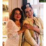 Kangana Ranaut Instagram - A family that stays in together, celebrates together. Kangana and fam celebrated her birthday in Manali, with home-made cake (by @rangoli_r_chandel), wine, and some wonderful memories. PS: don’t forget to notice the traditional cap and the hand-written letter gifted to Kangana by her Bua ji. 💗💗💗
