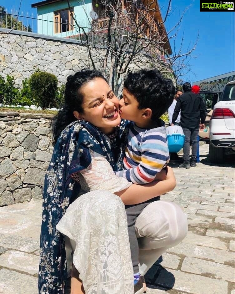 Kangana Ranaut Instagram - Kangana just reached Manali and Prithu is thrilled to see his Maasi after so long. Afterall, maasi never forgets to pamper him with kisses and chocolates. β₯π«π€ . . . . . . #KanganaRanaut #TeamKanganaRanaut Manali, Himachal Pradesh