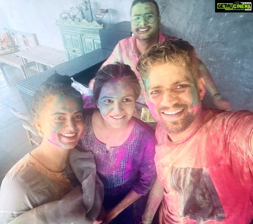 Kangana Ranaut Instagram - #HappyHoli guys! #KanganaRanaut and her brother Aksht and Fiancee along with Kangana's Rakhi bother, Ajay Dhama, celebrating Holi! 🥰🥰🥰🥰