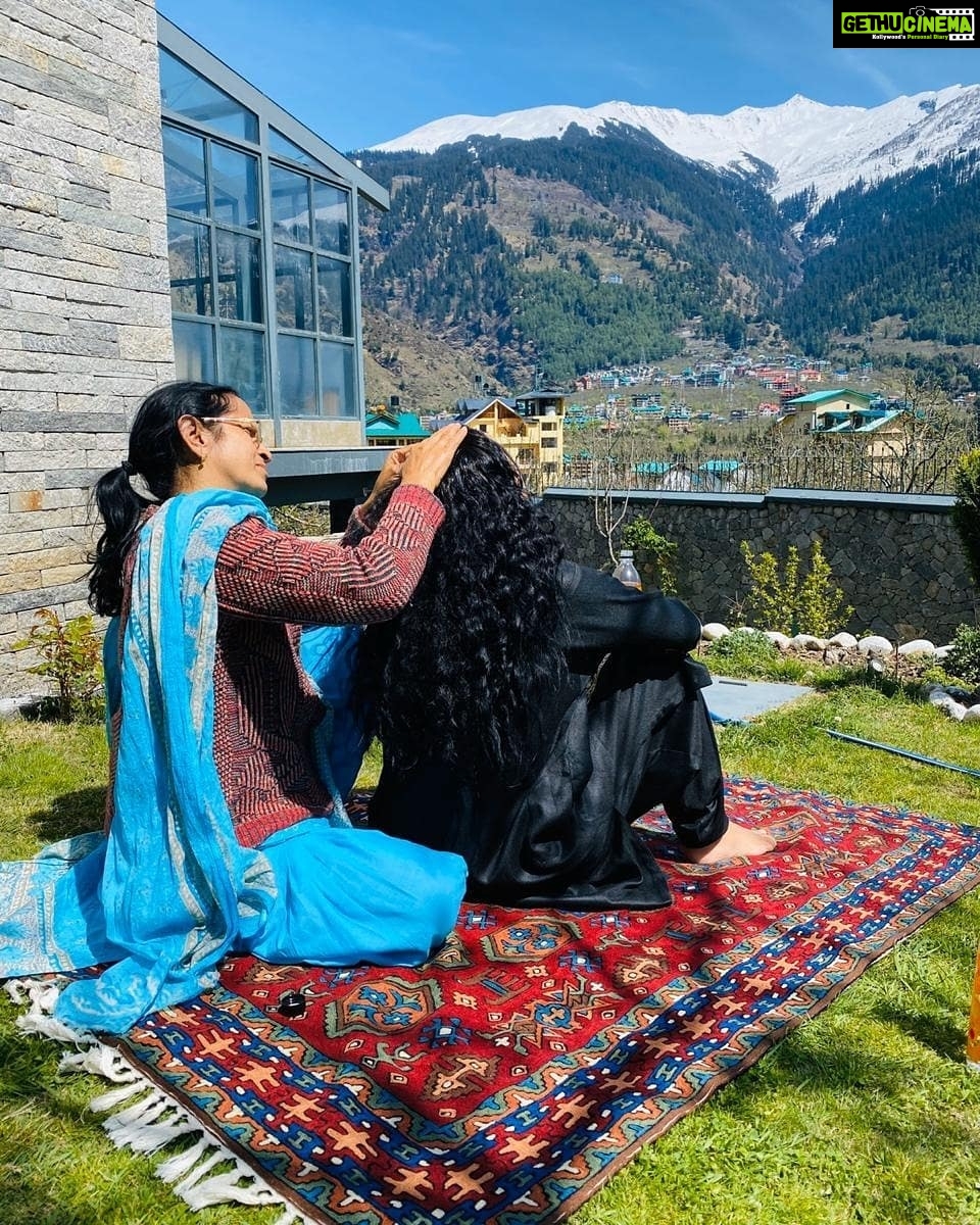Kangana Ranaut Instagram - Today is brought to you by this incredible childhood nostalgia thanks to Kangana and her mom. PS: the oil is made from a special π, Chuli, found especially in the mountains. π . . . . . #coronavirus #Quarantine #KanganaRanaut