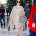 Kangana Ranaut Instagram - #Repost @delhi.times • • • #StyleFile - This is an appreciation post for #KanganaRanaut’s airport looks featuring #ethnicwear. . . . #kanganaranaut #kanganaranautfanclub #kanganaranautfc #kanganaranautfans #kanganaranautfashion #kanganaranautstyle #kanganaranautnecklace #kanganaranautlovers #ethnicwear #ethnicfashion #bollywoodethnic #airportlook #bollywoodethnicstyle #sari #suitfashion #airportlooks😍💕 #bollywoodairportstyle #airportlooks #bollywoodairportlook #celebspotting #celebairportfashion #bollywoodpaparazzi #teamkanganaranaut #teamkangana