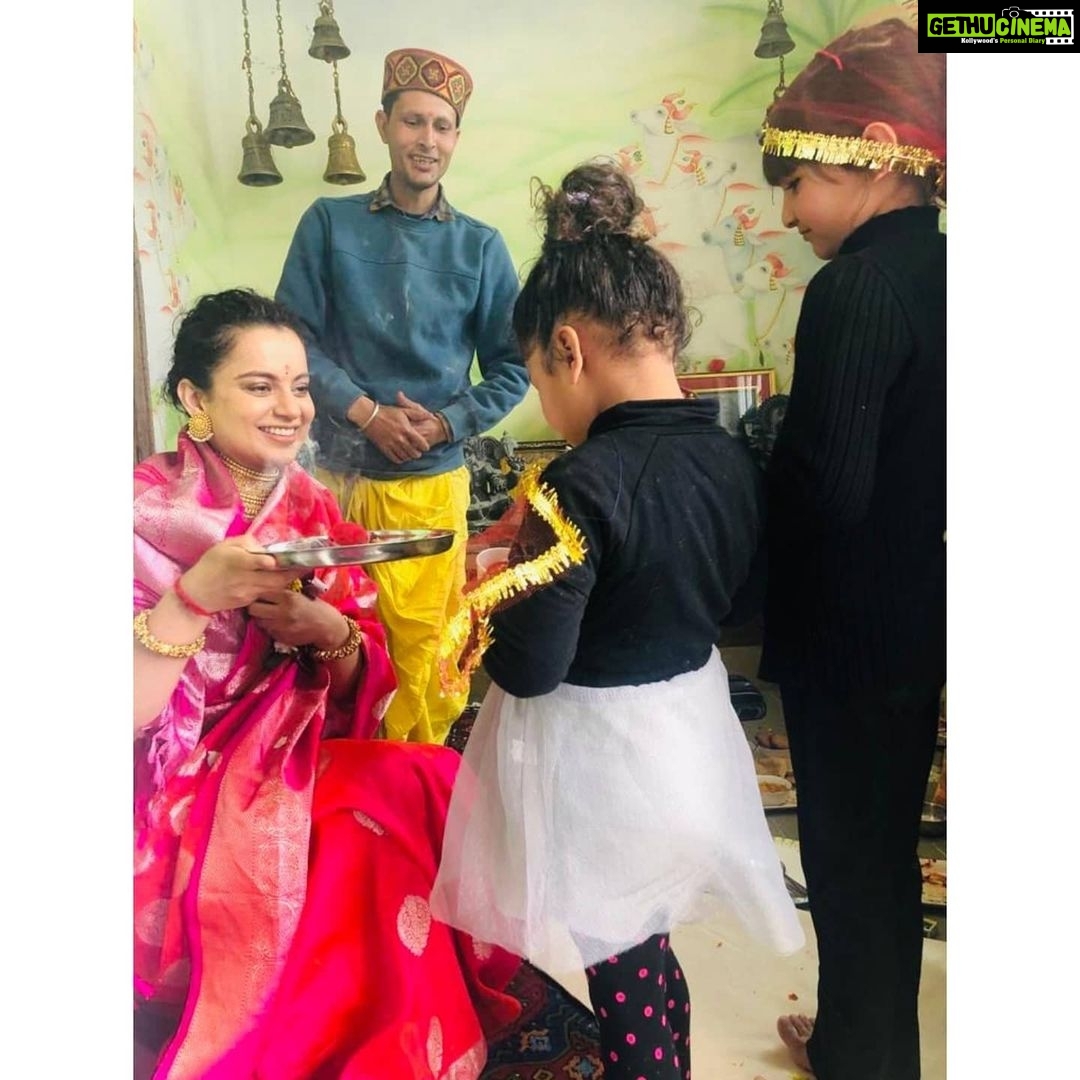 Kangana Ranaut Instagram - The Ranauts organised a birth pooja for the birthday of #KanganaRanaut. Goddess Durga is worshipped during this Pooja in the form of Kanyas. This is pure joy, guys. ๐ . . . . . #HappyBirthdayKanganaRanaut