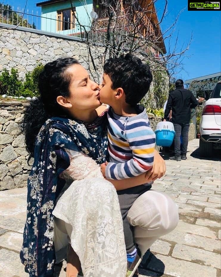 Kangana Ranaut Instagram - Kangana just reached Manali and Prithu is thrilled to see his Maasi after so long. Afterall, maasi never forgets to pamper him with kisses and chocolates. β₯π«π€ . . . . . . #KanganaRanaut #TeamKanganaRanaut Manali, Himachal Pradesh