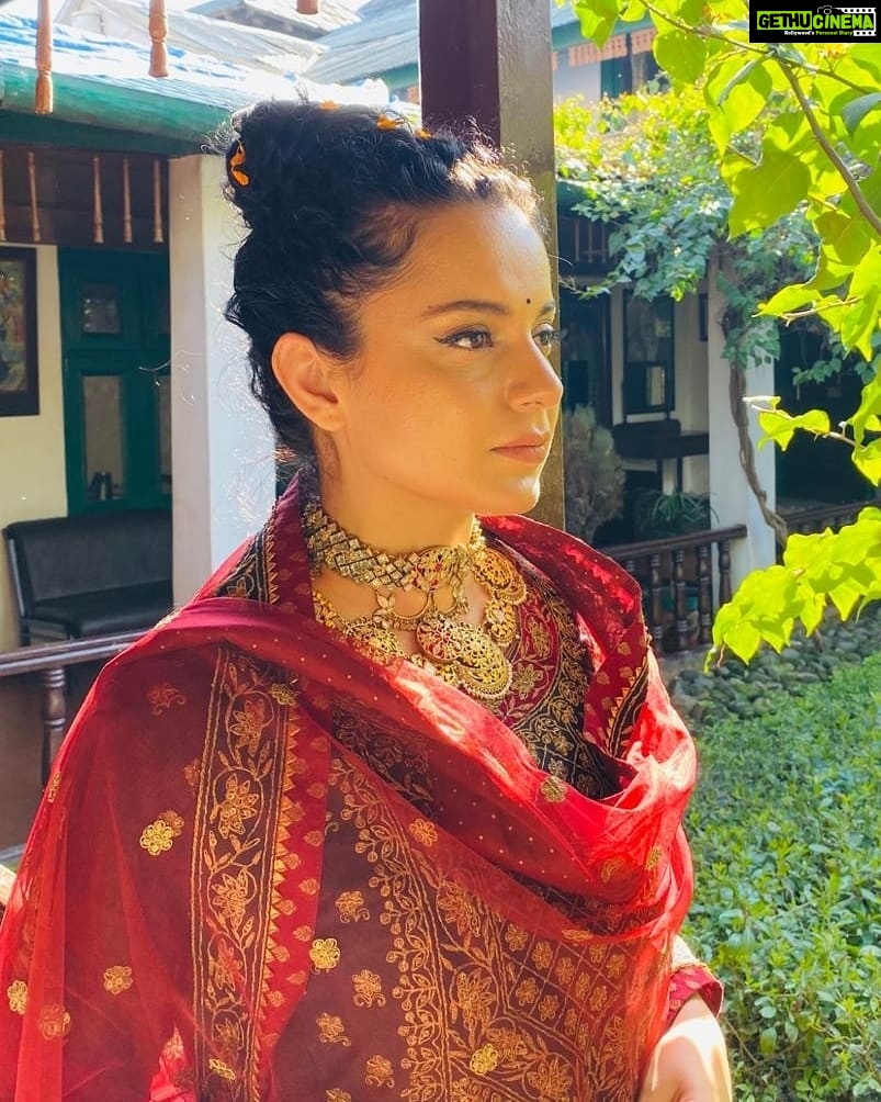 Kangana Ranaut Instagram - Looking otherworldly in a stunning @ri_ritukumar ensemble, #KanganaRanaut attends her cousin's engagement. 😳🥰🤩😍