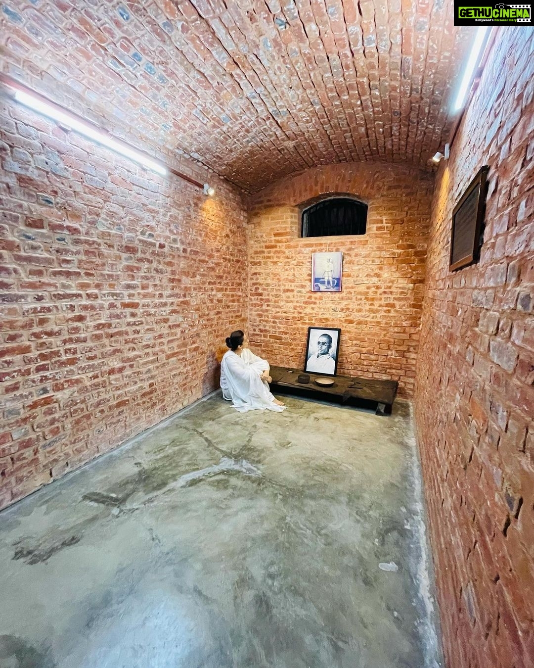 Kangana Ranaut Instagram - Today on arriving in Andaman island I visited Veer Savarkar's Cell at Kala Pani, Cellular Jail, Port Blair… I was shaken to the core … when inhumanity was at its peak even humanity rose to its peak in the form of Savarkar ji and looked it in the eye, faced every cruelty with resistance and determination… How scared they must have been of him not only they kept him in Kala Paani in those days it must be impossible to escape from this tiny island in the middle of sea yet they put chains on him built a thick walled jail and locked him up in a tiny hole, imagine the fear as if he can fly on thin air across the never ending sea, what cowards… !! This cell is the truth of Aazadi not what they teach us in our text books …. I meditated in the cell paid my gratitude and deepest respect to Veer Savarkar ji… स्वतंत्रता संग्राम के इस सच्चे नायक को मेरा कोटि कोटि नमन 🇮🇳 जय हिंद 🇮🇳