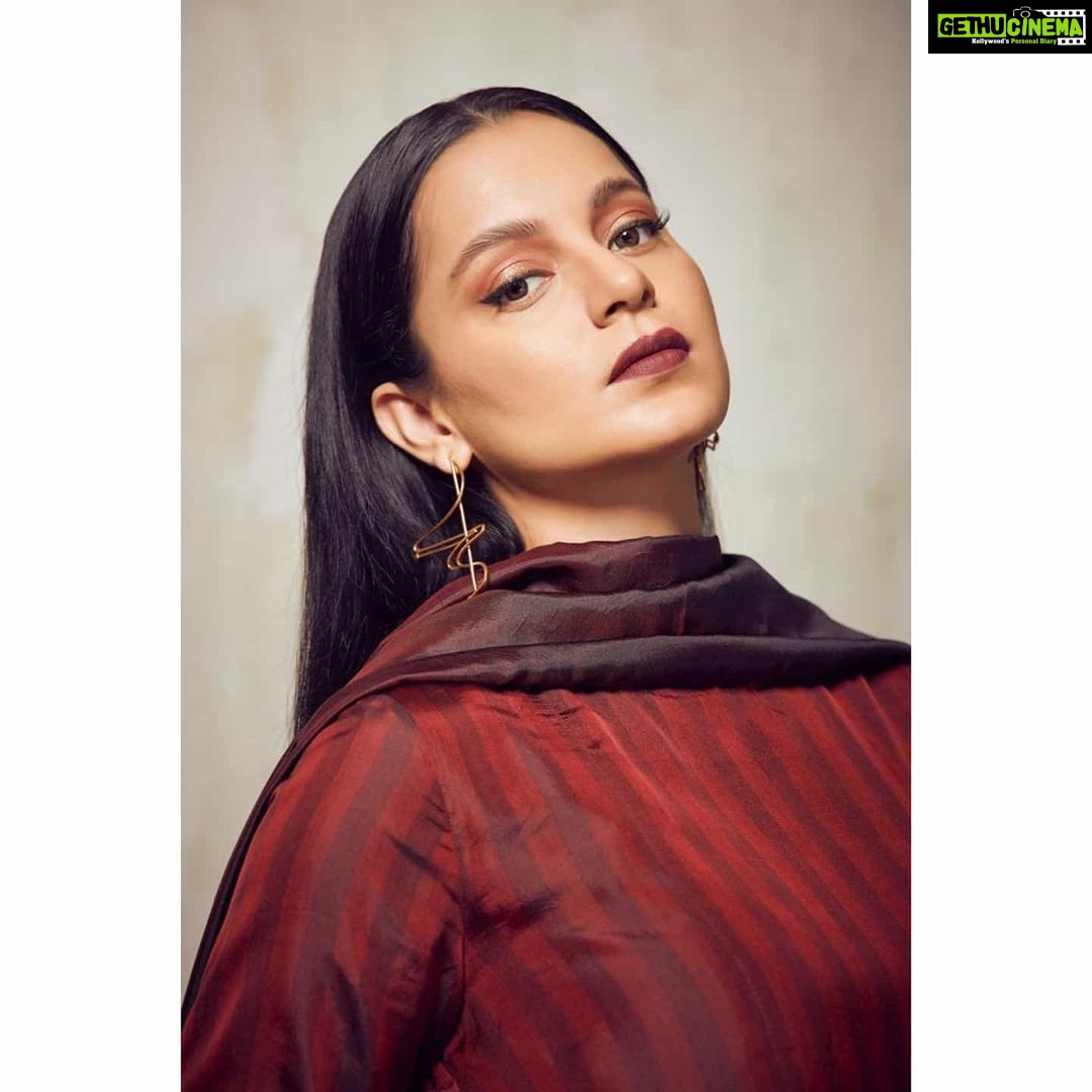 Kangana Ranaut Instagram - How I'm stepping into 2020: Organic lewk ✅ Subtle glam ✅ Pockets in everything ✅✅✅ . . Outfit : @ekaco Jewellery : @romanarsinghaniofficial Footwear : @charleskeithofficial Styling : @stylebyami @shnoy09 @tanyamehta27 Make up : @loveleen_makeupandhair Hair : @hairbyhaseena Picture credit : @ravindupatilphotography