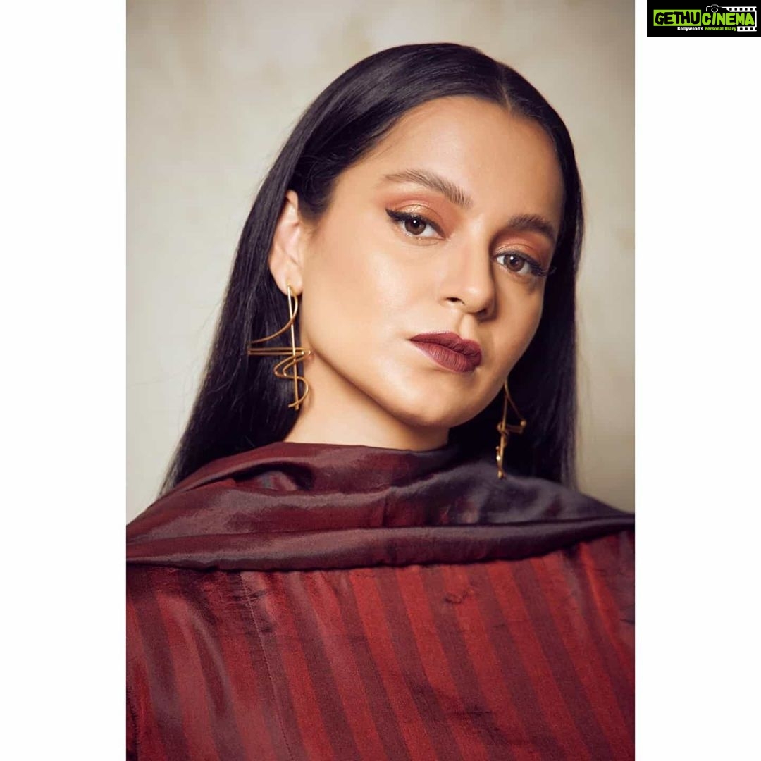 Kangana Ranaut Instagram - How I'm stepping into 2020: Organic lewk ✅ Subtle glam ✅ Pockets in everything ✅✅✅ . . Outfit : @ekaco Jewellery : @romanarsinghaniofficial Footwear : @charleskeithofficial Styling : @stylebyami @shnoy09 @tanyamehta27 Make up : @loveleen_makeupandhair Hair : @hairbyhaseena Picture credit : @ravindupatilphotography