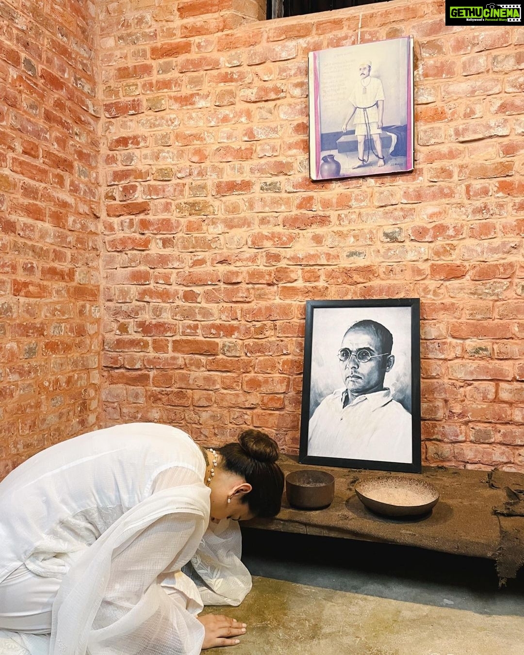 Kangana Ranaut Instagram - Today on arriving in Andaman island I visited Veer Savarkar's Cell at Kala Pani, Cellular Jail, Port Blair… I was shaken to the core … when inhumanity was at its peak even humanity rose to its peak in the form of Savarkar ji and looked it in the eye, faced every cruelty with resistance and determination… How scared they must have been of him not only they kept him in Kala Paani in those days it must be impossible to escape from this tiny island in the middle of sea yet they put chains on him built a thick walled jail and locked him up in a tiny hole, imagine the fear as if he can fly on thin air across the never ending sea, what cowards… !! This cell is the truth of Aazadi not what they teach us in our text books …. I meditated in the cell paid my gratitude and deepest respect to Veer Savarkar ji… स्वतंत्रता संग्राम के इस सच्चे नायक को मेरा कोटि कोटि नमन 🇮🇳 जय हिंद 🇮🇳