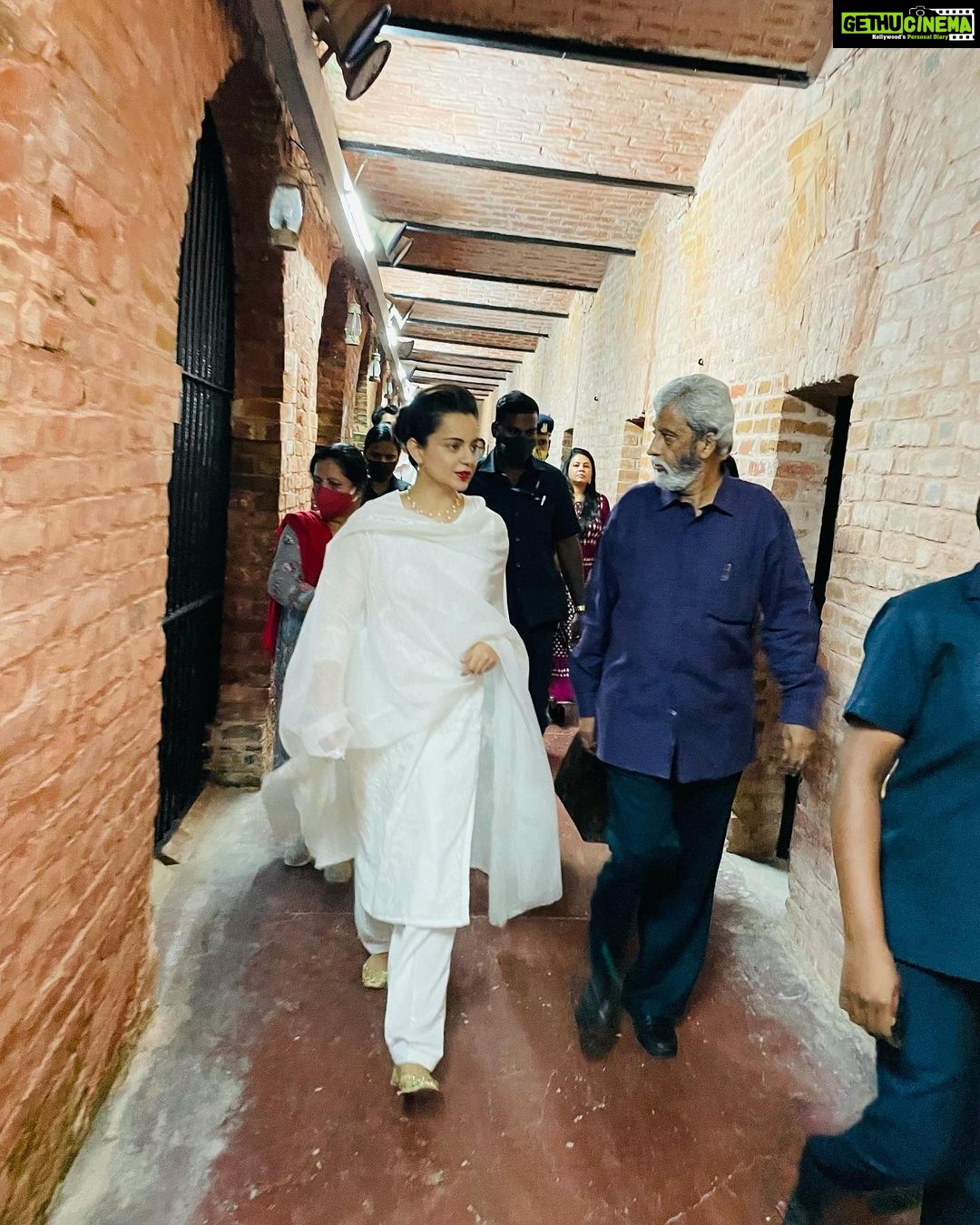 Kangana Ranaut Instagram - Today on arriving in Andaman island I visited Veer Savarkar's Cell at Kala Pani, Cellular Jail, Port Blair… I was shaken to the core … when inhumanity was at its peak even humanity rose to its peak in the form of Savarkar ji and looked it in the eye, faced every cruelty with resistance and determination… How scared they must have been of him not only they kept him in Kala Paani in those days it must be impossible to escape from this tiny island in the middle of sea yet they put chains on him built a thick walled jail and locked him up in a tiny hole, imagine the fear as if he can fly on thin air across the never ending sea, what cowards… !! This cell is the truth of Aazadi not what they teach us in our text books …. I meditated in the cell paid my gratitude and deepest respect to Veer Savarkar ji… स्वतंत्रता संग्राम के इस सच्चे नायक को मेरा कोटि कोटि नमन 🇮🇳 जय हिंद 🇮🇳
