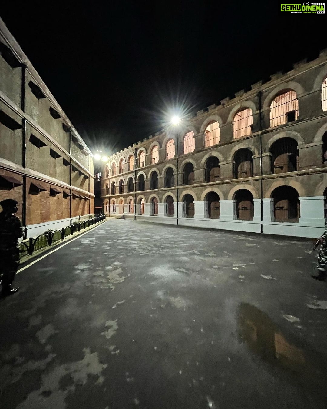 Kangana Ranaut Instagram - Today on arriving in Andaman island I visited Veer Savarkar's Cell at Kala Pani, Cellular Jail, Port Blair… I was shaken to the core … when inhumanity was at its peak even humanity rose to its peak in the form of Savarkar ji and looked it in the eye, faced every cruelty with resistance and determination… How scared they must have been of him not only they kept him in Kala Paani in those days it must be impossible to escape from this tiny island in the middle of sea yet they put chains on him built a thick walled jail and locked him up in a tiny hole, imagine the fear as if he can fly on thin air across the never ending sea, what cowards… !! This cell is the truth of Aazadi not what they teach us in our text books …. I meditated in the cell paid my gratitude and deepest respect to Veer Savarkar ji… स्वतंत्रता संग्राम के इस सच्चे नायक को मेरा कोटि कोटि नमन 🇮🇳 जय हिंद 🇮🇳
