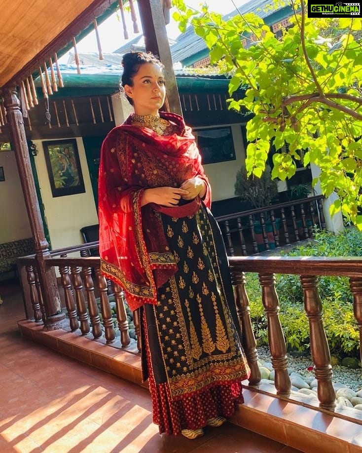 Kangana Ranaut Instagram - Looking otherworldly in a stunning @ri_ritukumar ensemble, #KanganaRanaut attends her cousin's engagement. 😳🥰🤩😍