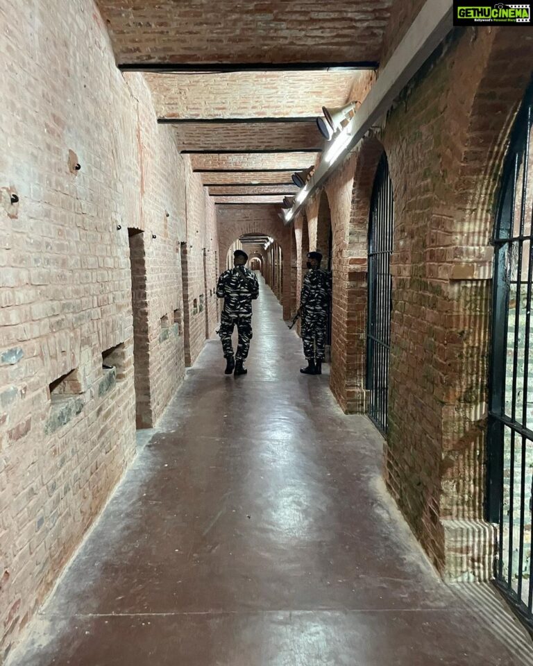 Kangana Ranaut Instagram - Today on arriving in Andaman island I visited Veer Savarkar's Cell at Kala Pani, Cellular Jail, Port Blair… I was shaken to the core … when inhumanity was at its peak even humanity rose to its peak in the form of Savarkar ji and looked it in the eye, faced every cruelty with resistance and determination… How scared they must have been of him not only they kept him in Kala Paani in those days it must be impossible to escape from this tiny island in the middle of sea yet they put chains on him built a thick walled jail and locked him up in a tiny hole, imagine the fear as if he can fly on thin air across the never ending sea, what cowards… !! This cell is the truth of Aazadi not what they teach us in our text books …. I meditated in the cell paid my gratitude and deepest respect to Veer Savarkar ji… स्वतंत्रता संग्राम के इस सच्चे नायक को मेरा कोटि कोटि नमन 🇮🇳 जय हिंद 🇮🇳