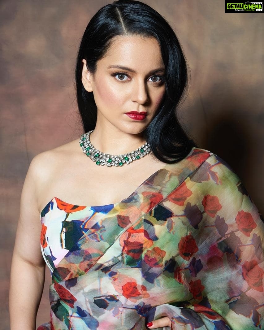 Kangana Ranaut Instagram - LIT Bigg Boss via surreal brightness from Kangana's vintage rose saree! #Panga #BiggBossPromotions . . . . . . Outfit : @houseofmasaba Masabaxrhea Necklace: @amrapalijewels Shoes : @maisonvalentino Styling : @stylebyami @tanyamehta27 Hair : @hairbyhaseena Make up : @loveleen_makeupandhair Photography: @kvinayak11