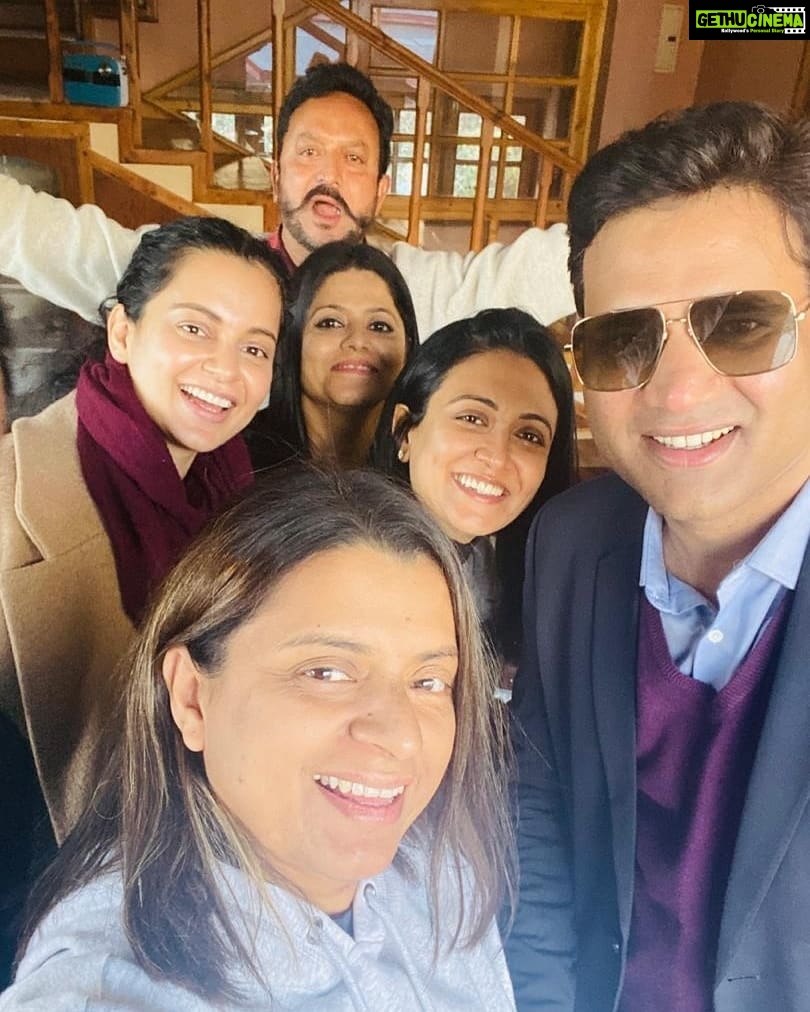 Kangana Ranaut Instagram - It's a fun and frolic day for the Ranauts. The family got together for a delicious lunch at Kangana's Bua Ji's house in Manali. Here are a few pictures from the gathering. . . . . . #KanganaRanaut #FamilyTime Manali, Himachal Pradesh