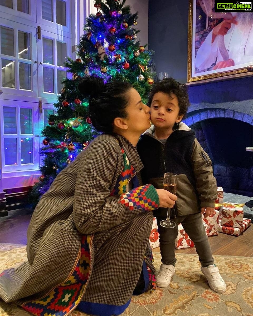 Kangana Ranaut Instagram - Last night was a family affair. #KanganaRanaut with nephew, Prithu, and sister @rangoli_r_chandel 😍😍😍 . #christmas