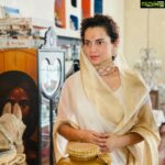 Kangana Ranaut Instagram - Maha navmi ki Hardik Shubhkamnaen ⛳️