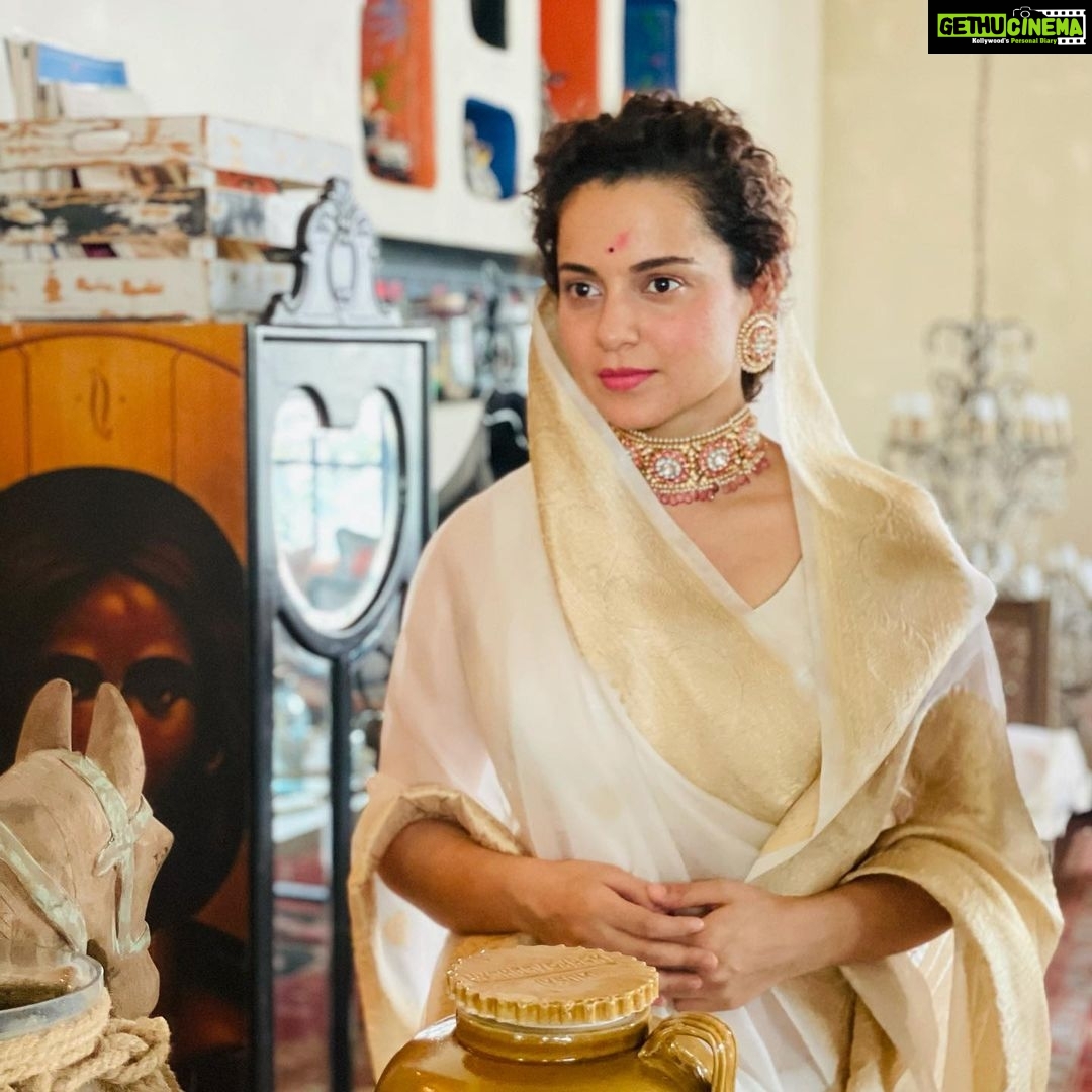 Kangana Ranaut Instagram - Maha navmi ki Hardik Shubhkamnaen ⛳️