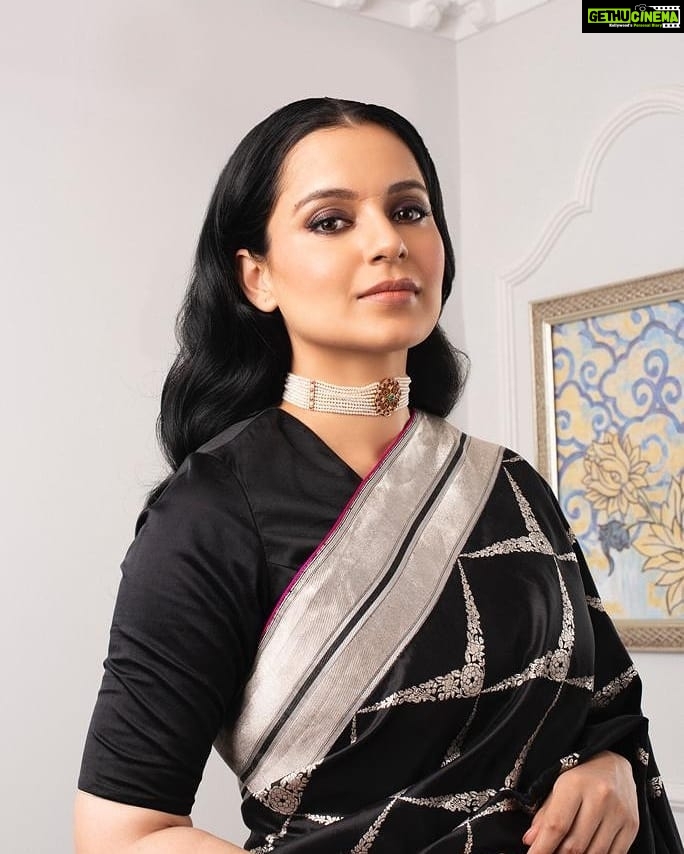 Kangana Ranaut Instagram - Sari Swag. The Queen looking divine in a woven sari for the Republic summit in Delhi. . . . Outfit : @raw_mango Choker : @manojanddev Jootis : @needledust Styling : @stylebyami @shnoy @tanyamehta27 Photographer : @yashasvisharma Hair: @hairbyhaseena Makeup: @loveleen_makeupandhair