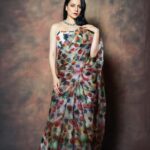 Kangana Ranaut Instagram - LIT Bigg Boss via surreal brightness from Kangana's vintage rose saree! #Panga #BiggBossPromotions . . . . . . Outfit : @houseofmasaba Masabaxrhea Necklace: @amrapalijewels Shoes : @maisonvalentino Styling : @stylebyami @tanyamehta27 Hair : @hairbyhaseena Make up : @loveleen_makeupandhair Photography: @kvinayak11