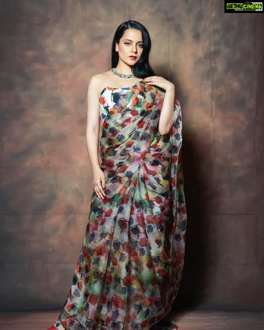 Kangana Ranaut Instagram - LIT Bigg Boss via surreal brightness from Kangana's vintage rose saree! #Panga #BiggBossPromotions . . . . . . Outfit : @houseofmasaba Masabaxrhea Necklace: @amrapalijewels Shoes : @maisonvalentino Styling : @stylebyami @tanyamehta27 Hair : @hairbyhaseena Make up : @loveleen_makeupandhair Photography: @kvinayak11