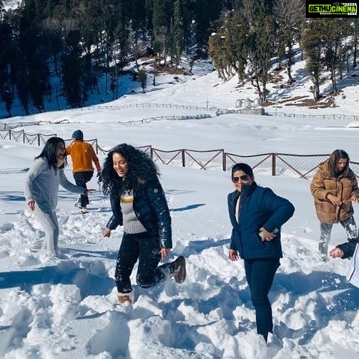Kangana Ranaut Instagram - Ice ice baby. Kangana Ranaut and fam enjoy a day out in the snow. 😍⛄❄️