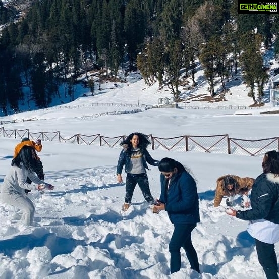 Kangana Ranaut Instagram - Ice ice baby. Kangana Ranaut and fam enjoy a day out in the snow. 😍⛄❄️