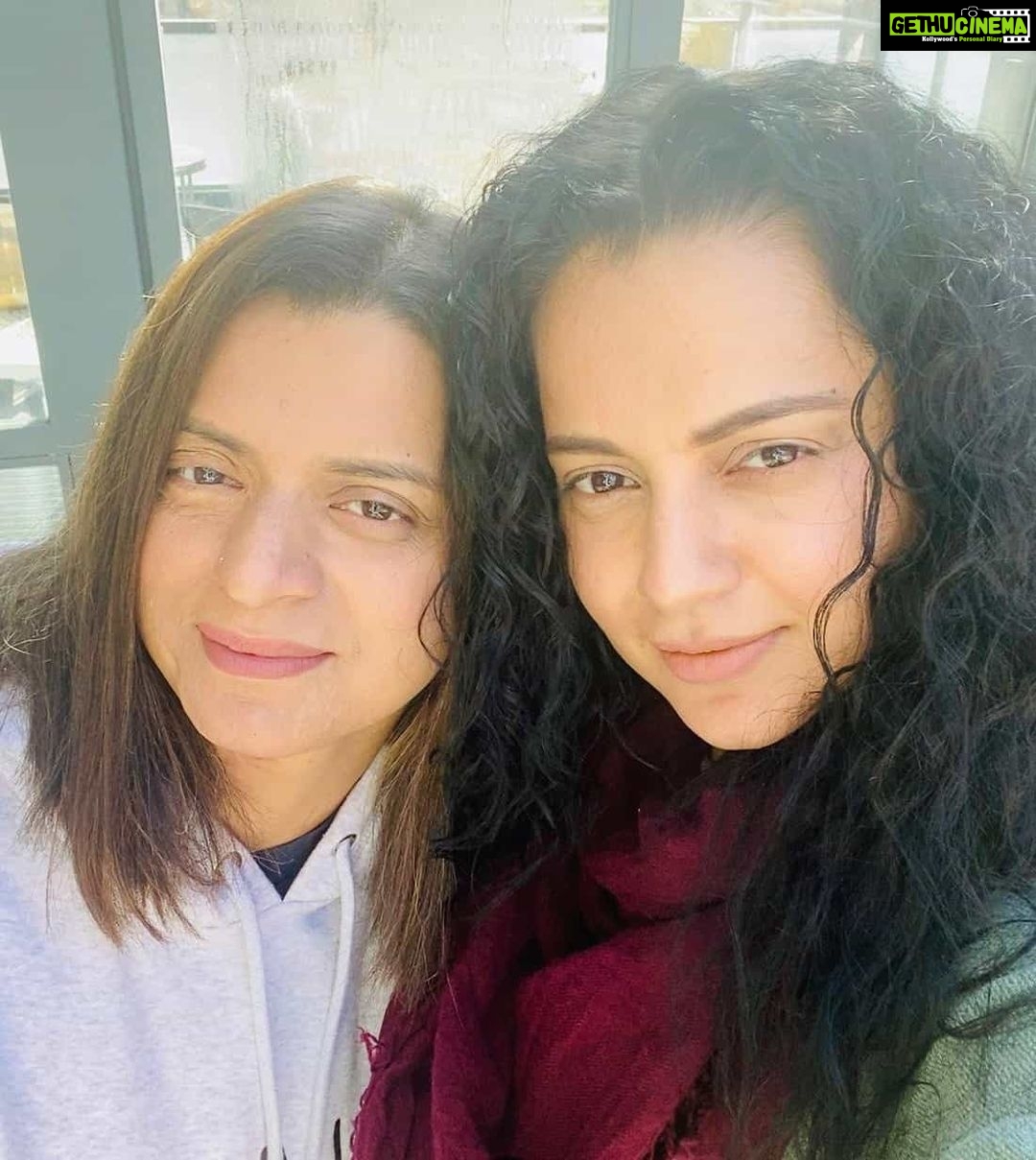 Kangana Ranaut Instagram - It's a fun and frolic day for the Ranauts. The family got together for a delicious lunch at Kangana's Bua Ji's house in Manali. Here are a few pictures from the gathering. . . . . . #KanganaRanaut #FamilyTime Manali, Himachal Pradesh