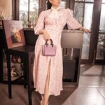 Kangana Ranaut Instagram - #KanganaRanaut does retro-chic (with a twist) like no one else. . Outfit : @ulyanasergeenko Bag : @coach @luxe_project Heels : @kurtgeiger Styling : @stylebyami @mala_agnani @shnoy09 Assisted : @tanyamehta27 Hair : @hairbyhaseena Make up : @anilc68 Photo: @nupur.agarwal.photography