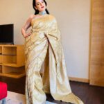 Kangana Ranaut Instagram - Stunning Girl in Gold! 🌟😍💛 #KanganaRanaut for her brother's engagement in a Banarasi sari from Kashi. #Repost @stylebyami Choker: @amarisjewelsbyprernarajpal Make-up: @loveleen_makeupandhair Hair: @divya.naik25 Styling: @stylebyami, @shnoy09, @tanyamehta27