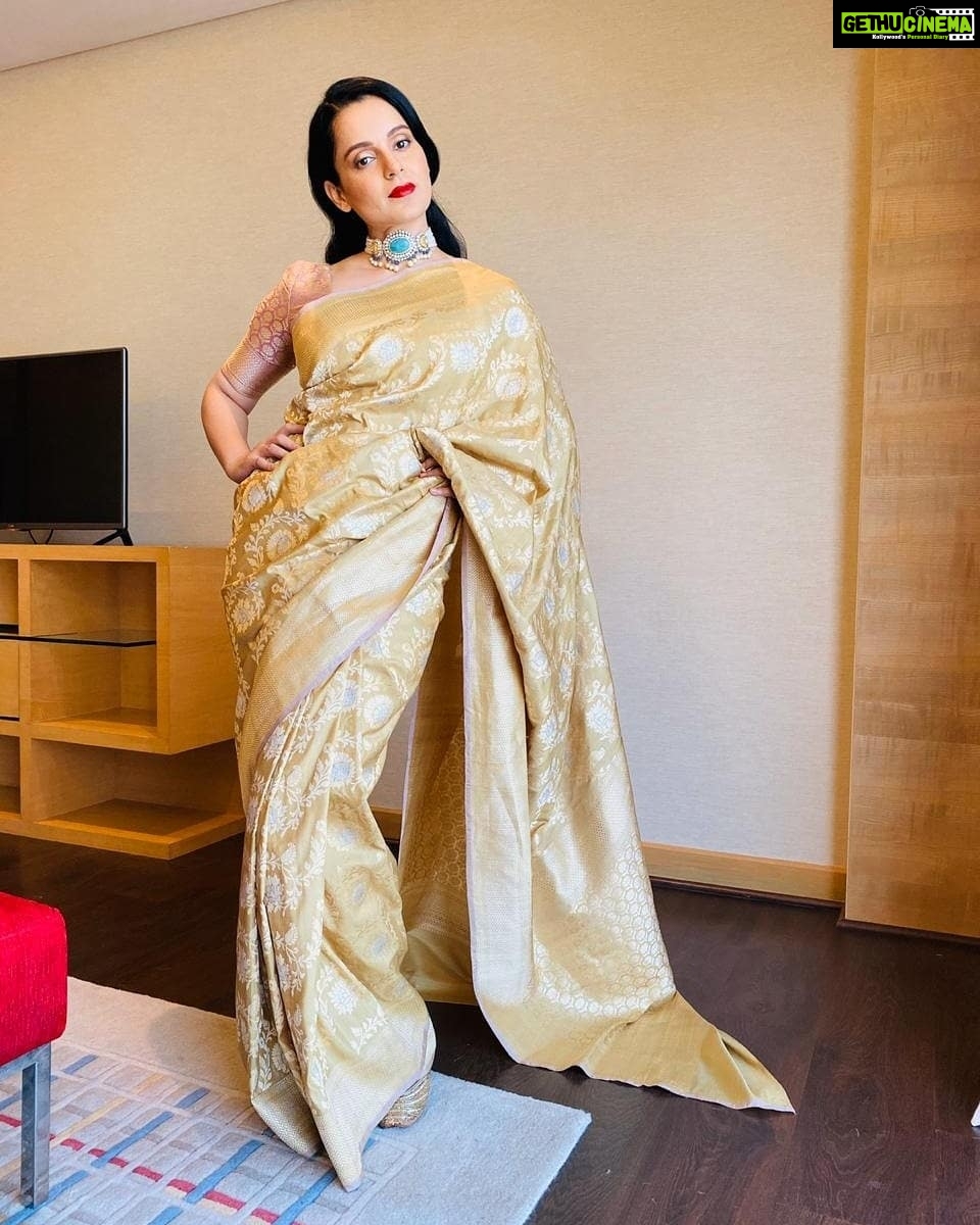 Kangana Ranaut Instagram - Stunning Girl in Gold! 🌟😍💛 #KanganaRanaut for her brother's engagement in a Banarasi sari from Kashi. #Repost @stylebyami Choker: @amarisjewelsbyprernarajpal Make-up: @loveleen_makeupandhair Hair: @divya.naik25 Styling: @stylebyami, @shnoy09, @tanyamehta27
