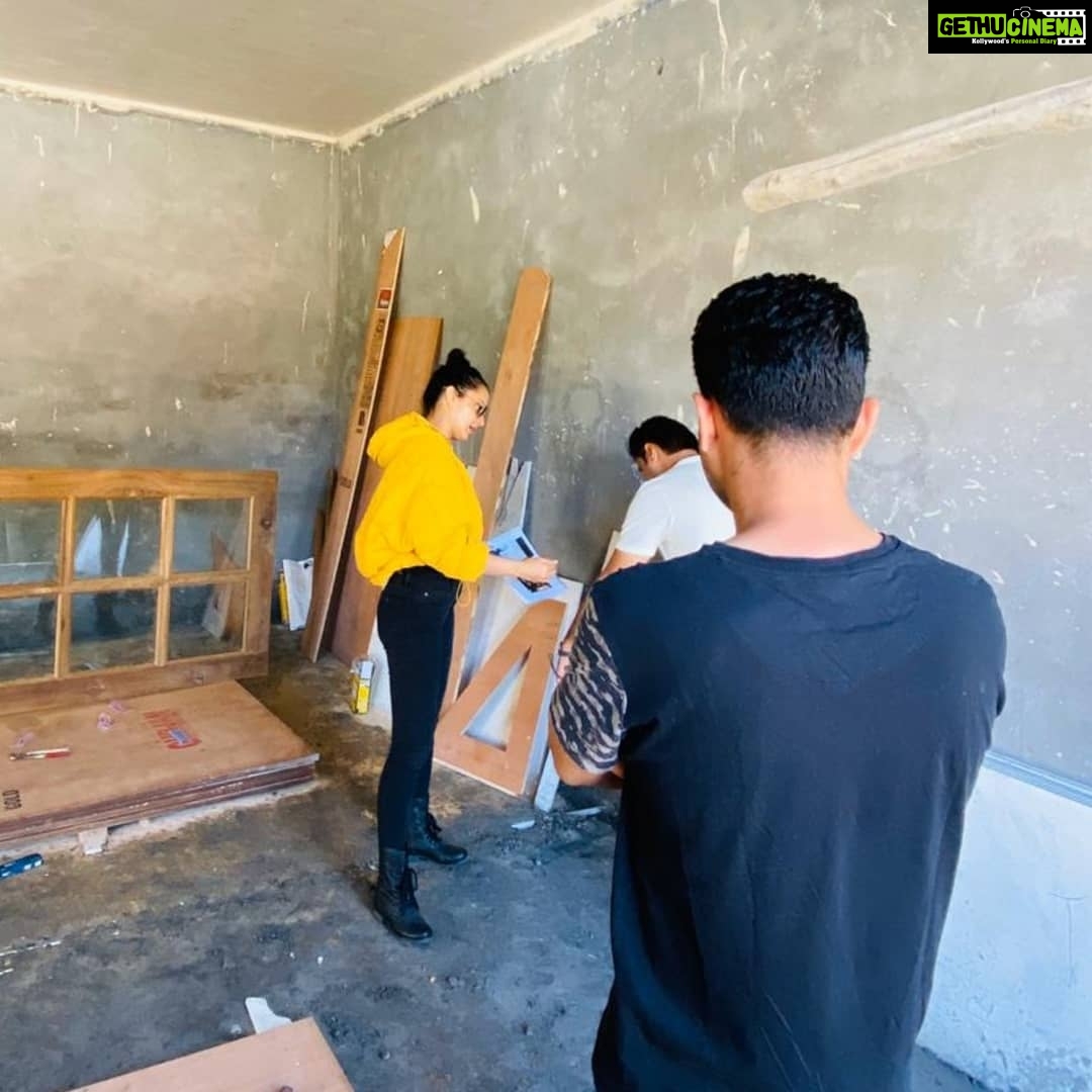 Kangana Ranaut Instagram - Kangana giving us 'bob the builder' vibes, when her sister, @rangoli_r_chandel asked for design ideas for her under-construction house. Here's are stills from her today’s visit to the site — creative juices flowing. 🤔👷♀️