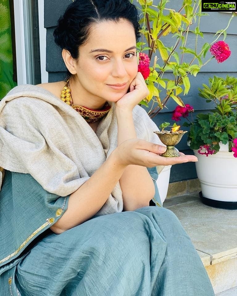 Kangana Ranaut Instagram - #TeamKanganaRanaut wishes you a very happy and prosperous Diwali. We urge you to not make it a festival of sound and chaos. But, a festival of lights and happiness. 🤗🎇🕯️