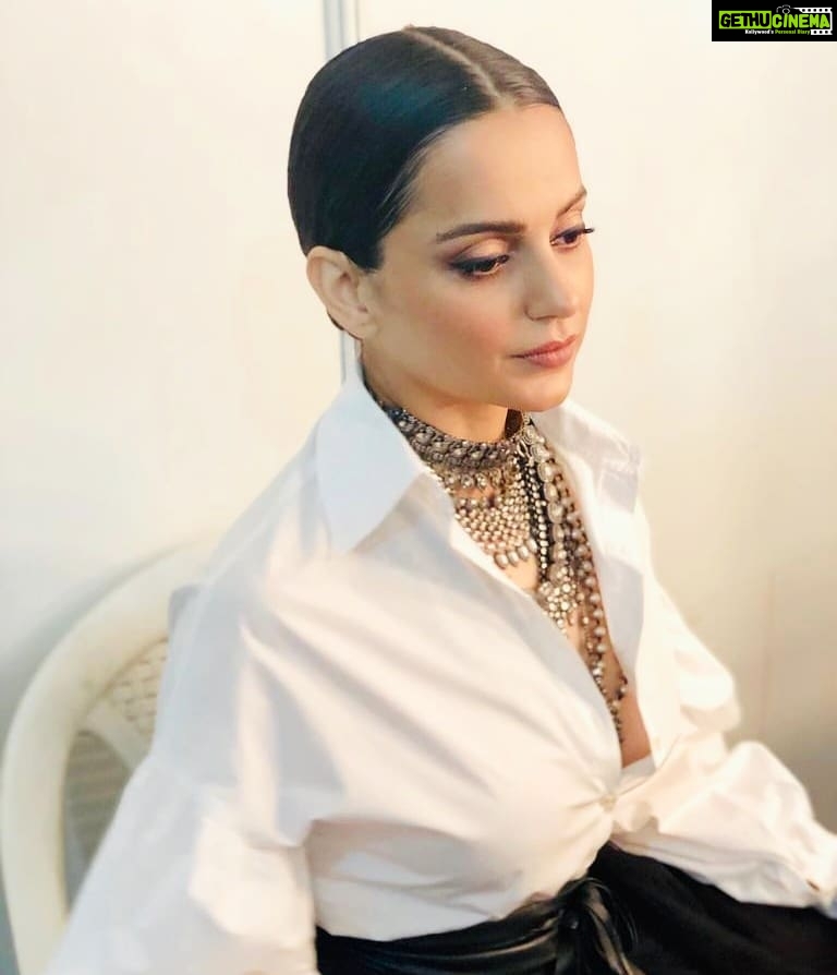 Kangana Ranaut Instagram - Sneak peak of the #Indiafashionweek grand finale look. Stay tuned for much more... Make up & hair : @deepa.verma.makeup Styling: @gautamkalraindia Jewelry: @amrapalijewels @fdciofficial #lmifwss20
