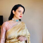 Kangana Ranaut Instagram - Stunning Girl in Gold! 🌟😍💛 #KanganaRanaut for her brother's engagement in a Banarasi sari from Kashi. #Repost @stylebyami Choker: @amarisjewelsbyprernarajpal Make-up: @loveleen_makeupandhair Hair: @divya.naik25 Styling: @stylebyami, @shnoy09, @tanyamehta27